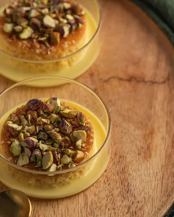 Gurs cream cups with crushed pistachio